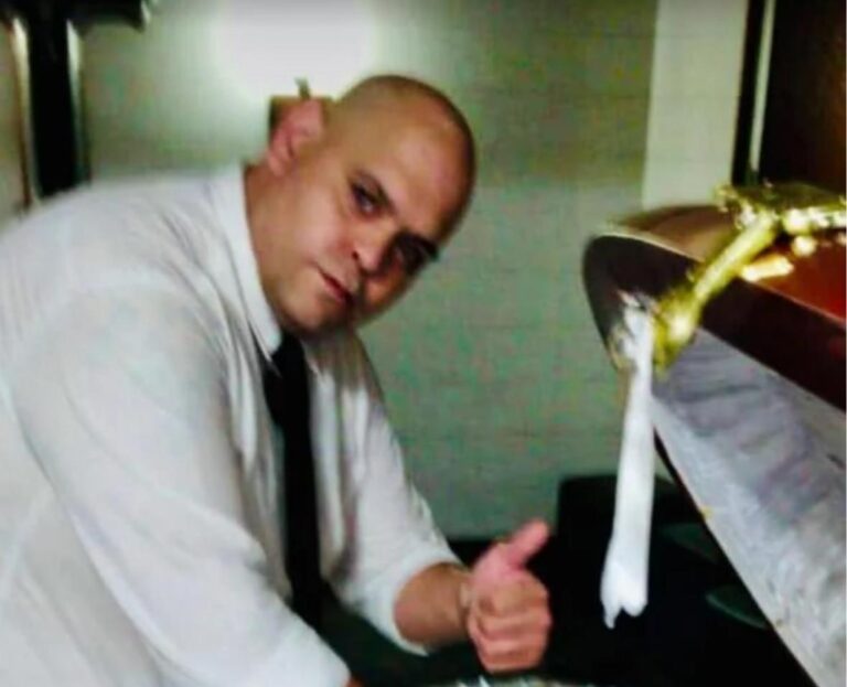 La funeraria despidió a la persona que se sacó una Selfie con el cuerpo de Maradona en el Féretro