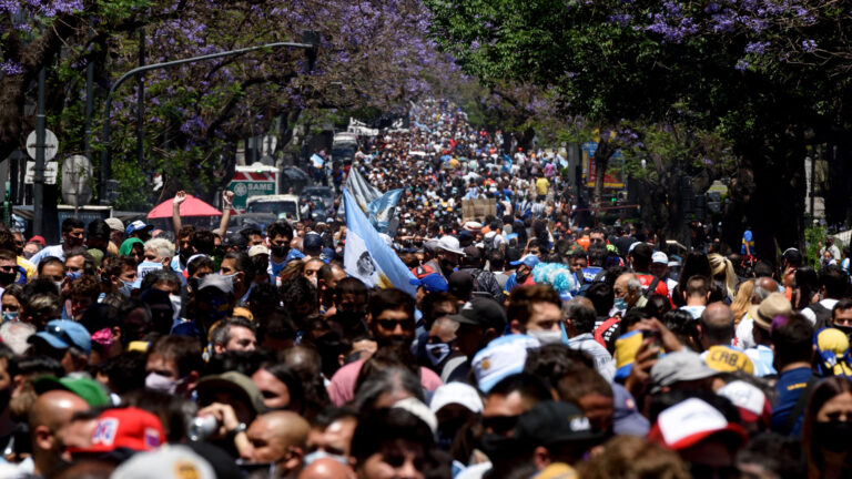 Histórico AD10S a Maradona: una multitud realiza una fila de 30 cuadras para despedirlo en Casa Rosada