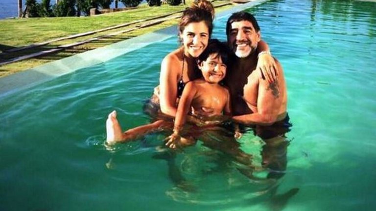 El dolor de Gianinna Maradona a un mes y medio de la muerte de Diego: “Bajá un ratito, solo un abrazo”