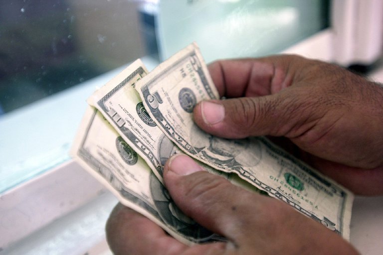 Dólar hoy: la cotización libre vuelve a caer y se ofrece a 163 pesos