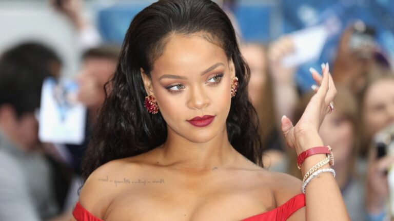 Polémica en India por foto en topless de Rihanna con una imagen del dios Ganesh