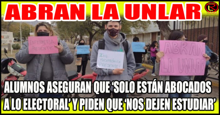 Protesta de los estudiantes en la puerta de la Universidad